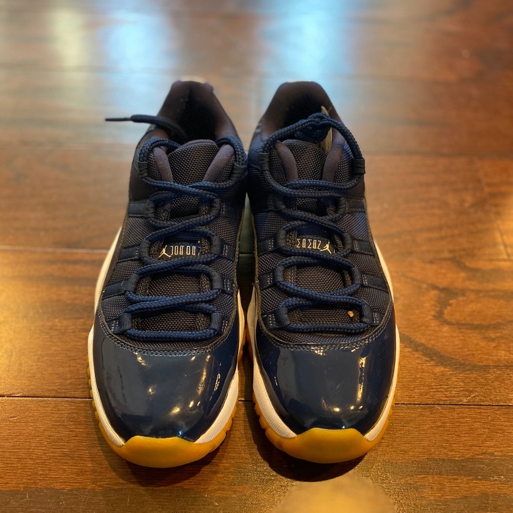 Jordan 11 Navy Gum low size 8.5